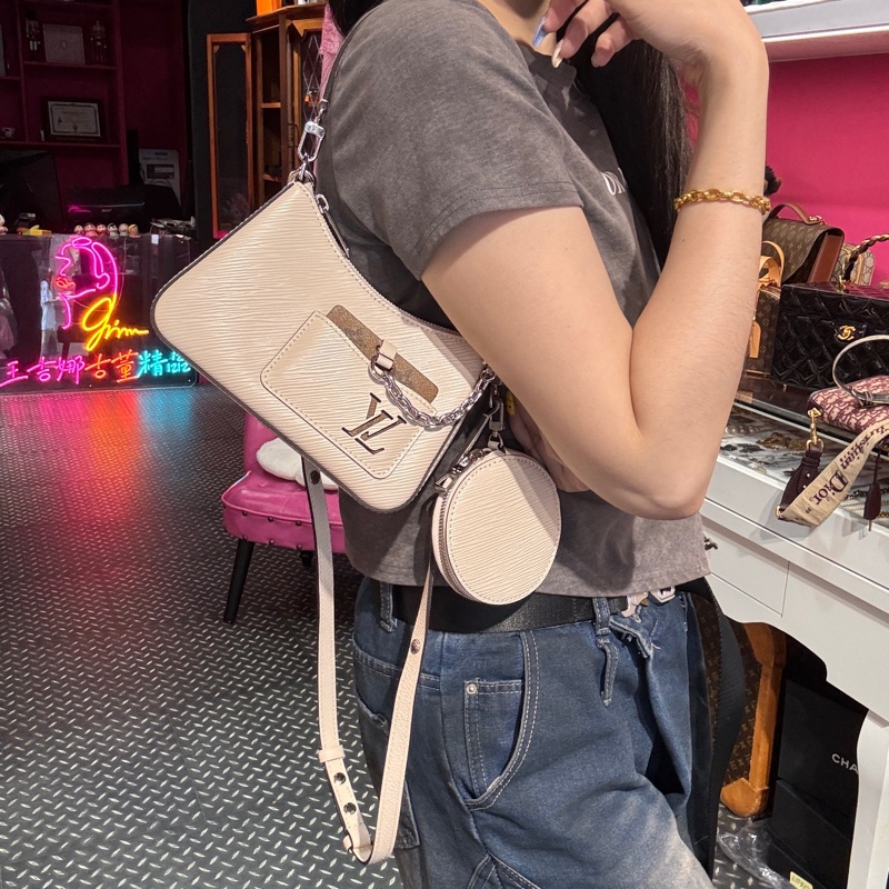 LV epi牛角包/王吉娜古董精品-1