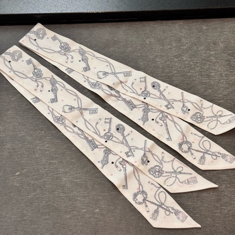 絕版爆款！Hermès 愛馬仕 圓點鑰匙 Twilly 一對，優雅奶油色，包包必備神配件。