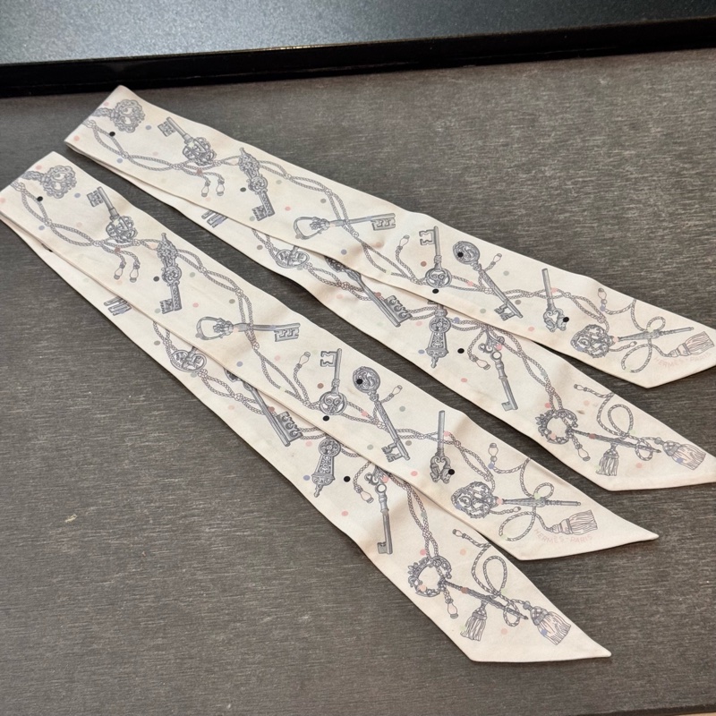 絕版爆款!Hermès 愛馬仕 圓點鑰匙 Twilly 一對,優雅奶油色,包包必備神配件。-1