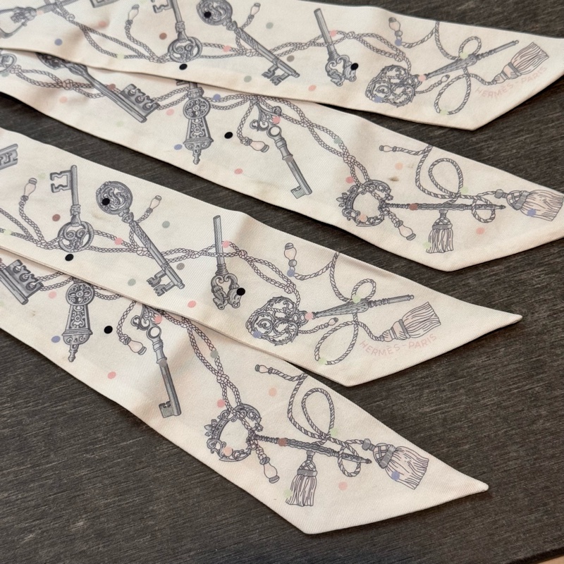 絕版爆款!Hermès 愛馬仕 圓點鑰匙 Twilly 一對,優雅奶油色,包包必備神配件。-2