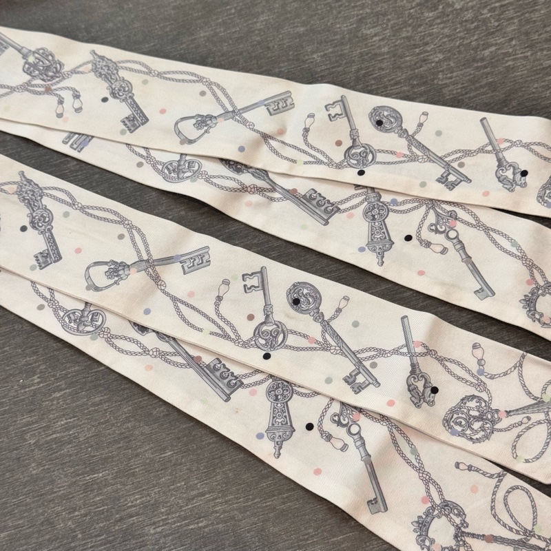 絕版爆款!Hermès 愛馬仕 圓點鑰匙 Twilly 一對,優雅奶油色,包包必備神配件。-3