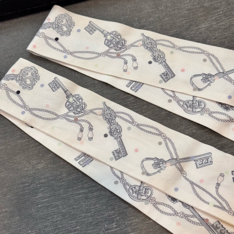 絕版爆款!Hermès 愛馬仕 圓點鑰匙 Twilly 一對,優雅奶油色,包包必備神配件。-4