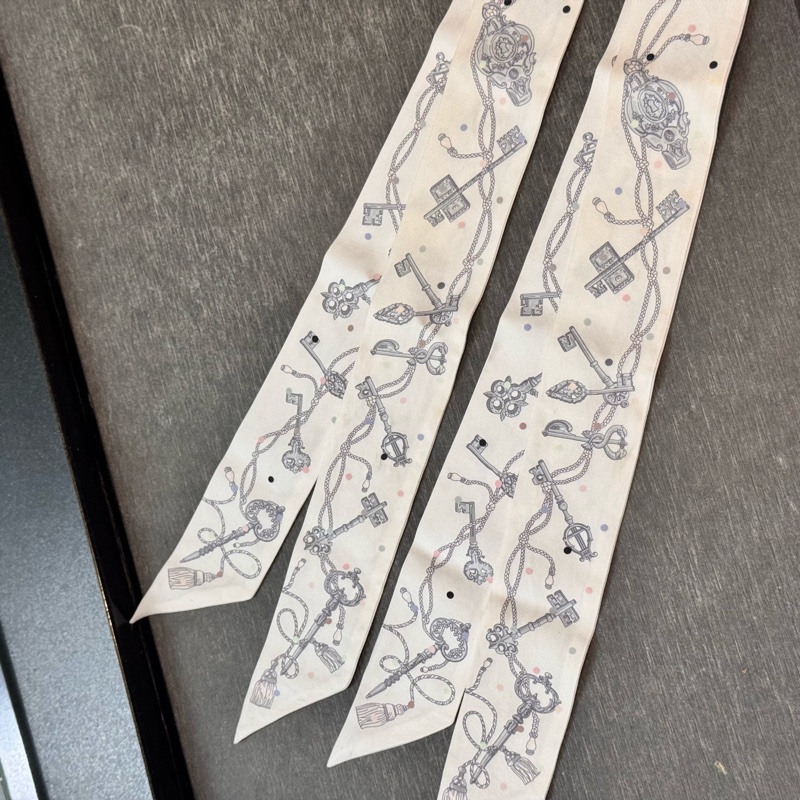 絕版爆款!Hermès 愛馬仕 圓點鑰匙 Twilly 一對,優雅奶油色,包包必備神配件。-5