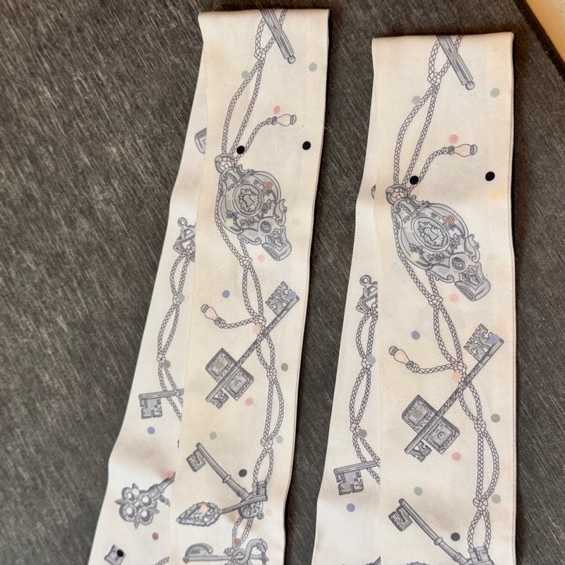 絕版爆款!Hermès 愛馬仕 圓點鑰匙 Twilly 一對,優雅奶油色,包包必備神配件。-6