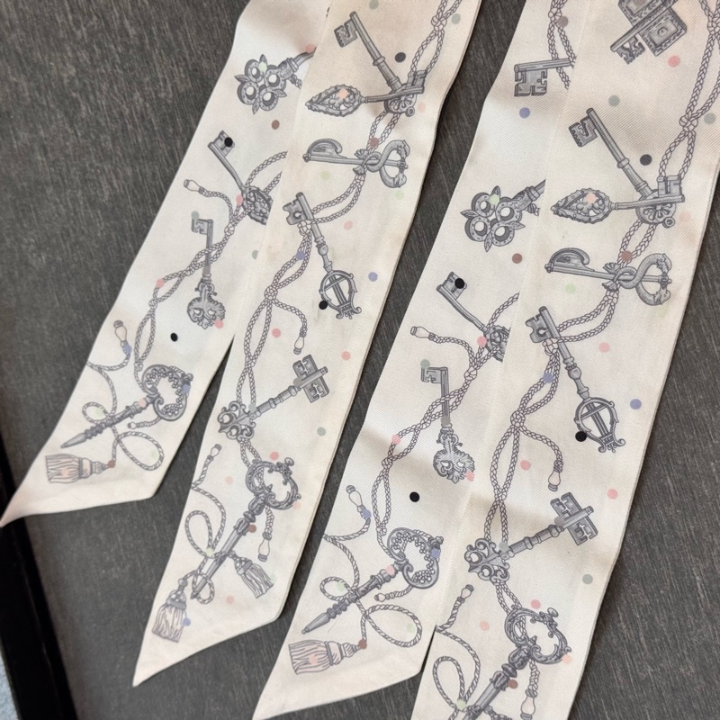 絕版爆款!Hermès 愛馬仕 圓點鑰匙 Twilly 一對,優雅奶油色,包包必備神配件。-7