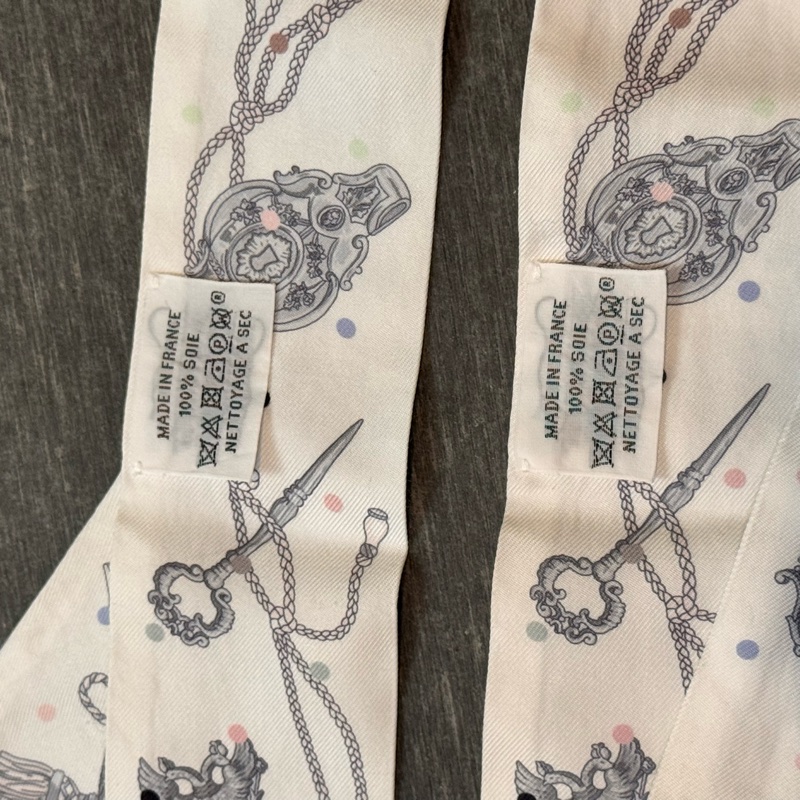 絕版爆款!Hermès 愛馬仕 圓點鑰匙 Twilly 一對,優雅奶油色,包包必備神配件。-9