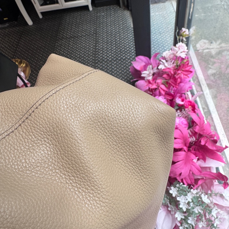 Prada 奶茶牛皮斜背包/王吉娜古董精品-4