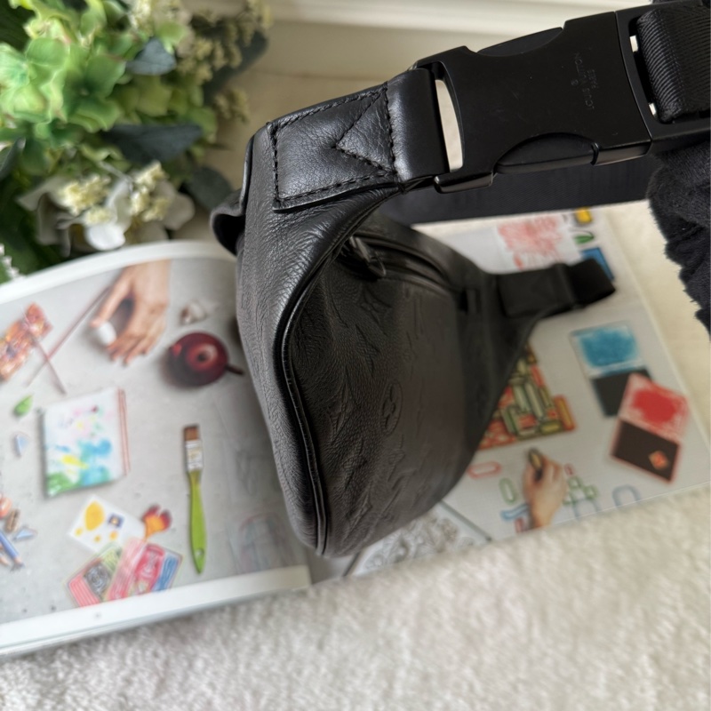 Monogram Discovery PM 牛皮腰包 M46036-2