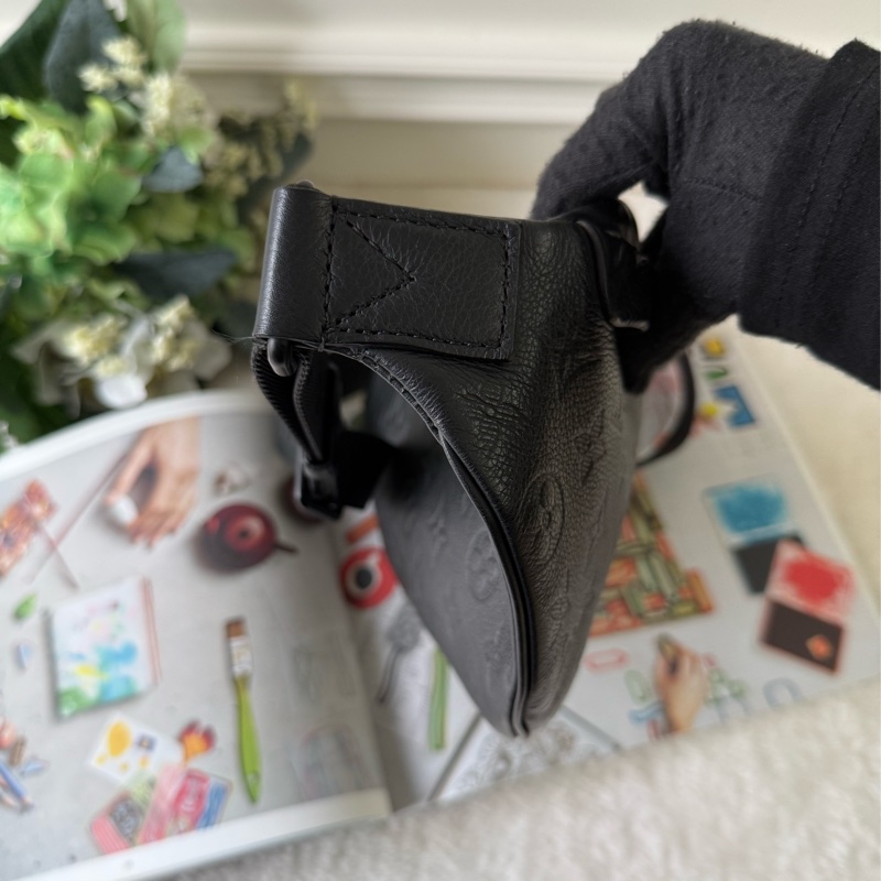 Monogram Discovery PM 牛皮腰包 M46036-3