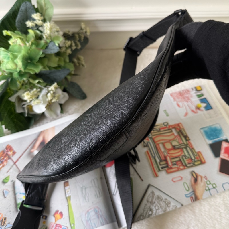 Monogram Discovery PM 牛皮腰包 M46036-4