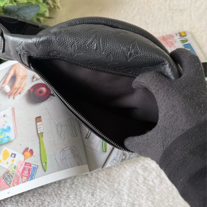 Monogram Discovery PM 牛皮腰包 M46036-5