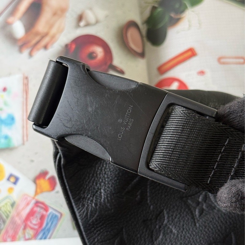 Monogram Discovery PM 牛皮腰包 M46036-8