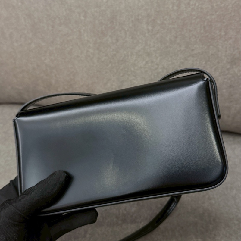 CELINE黑金凱旋門腋下包-4