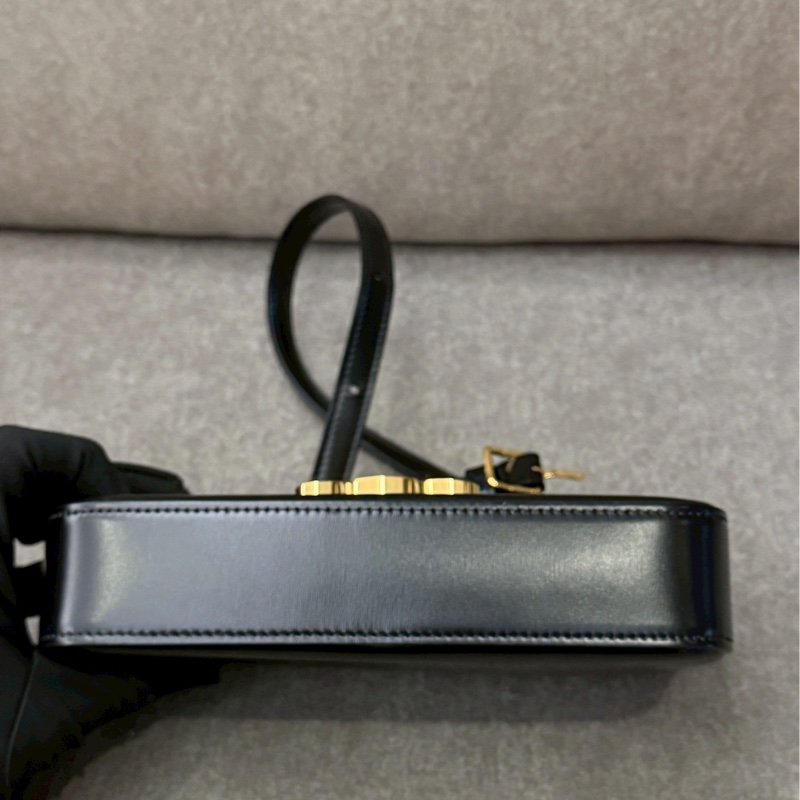 CELINE黑金凱旋門腋下包-7