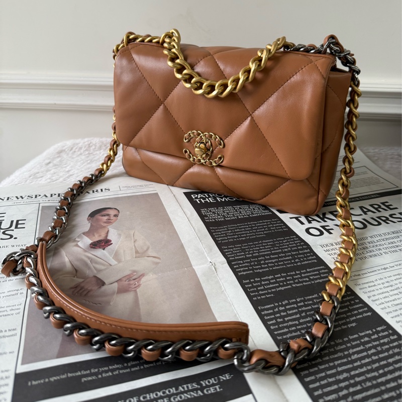 Chanel 19金色CC Logo三色鍊帶菱格紋口蓋包(焦糖色)-0