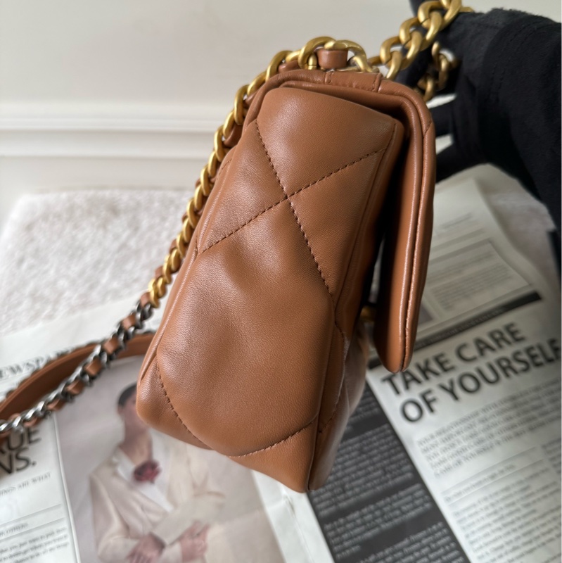 Chanel 19金色CC Logo三色鍊帶菱格紋口蓋包(焦糖色)-1