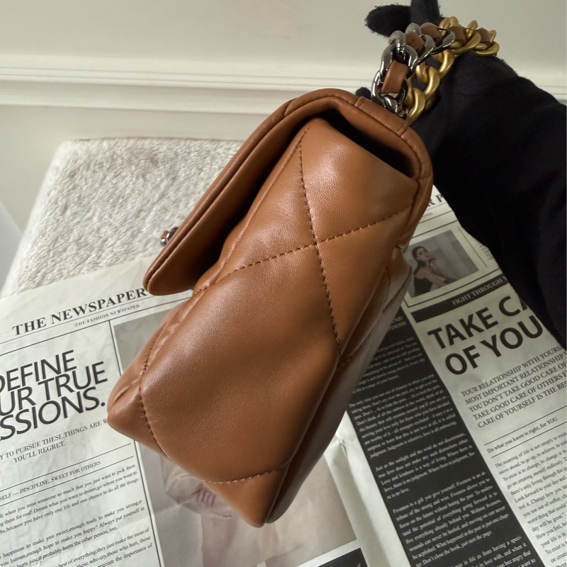 Chanel 19金色CC Logo三色鍊帶菱格紋口蓋包(焦糖色)-3