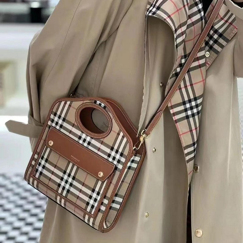 💎Han's house精品服飾💎Burberry Pocket 格紋 包 中 23X6X27公分 義大利製 現貨 原價59000-1