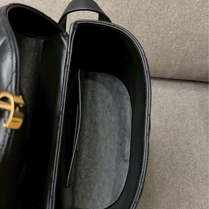 YSL黑色羊皮盒子包-8