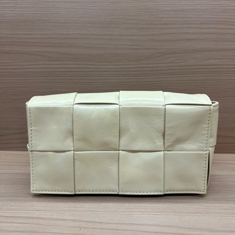 NO:411 BV油蜡皮8格腰包燕麦色，手机可以放得下，搭配肩带可以斜挎，背法多样。油蜡皮材质防水耐用，质感高级