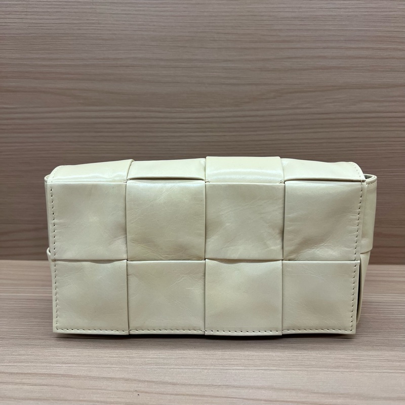 NO:411 BV油蜡皮8格腰包燕麦色，手机可以放得下，搭配肩带可以斜挎，背法多样。油蜡皮材质防水耐用，质感高级-0