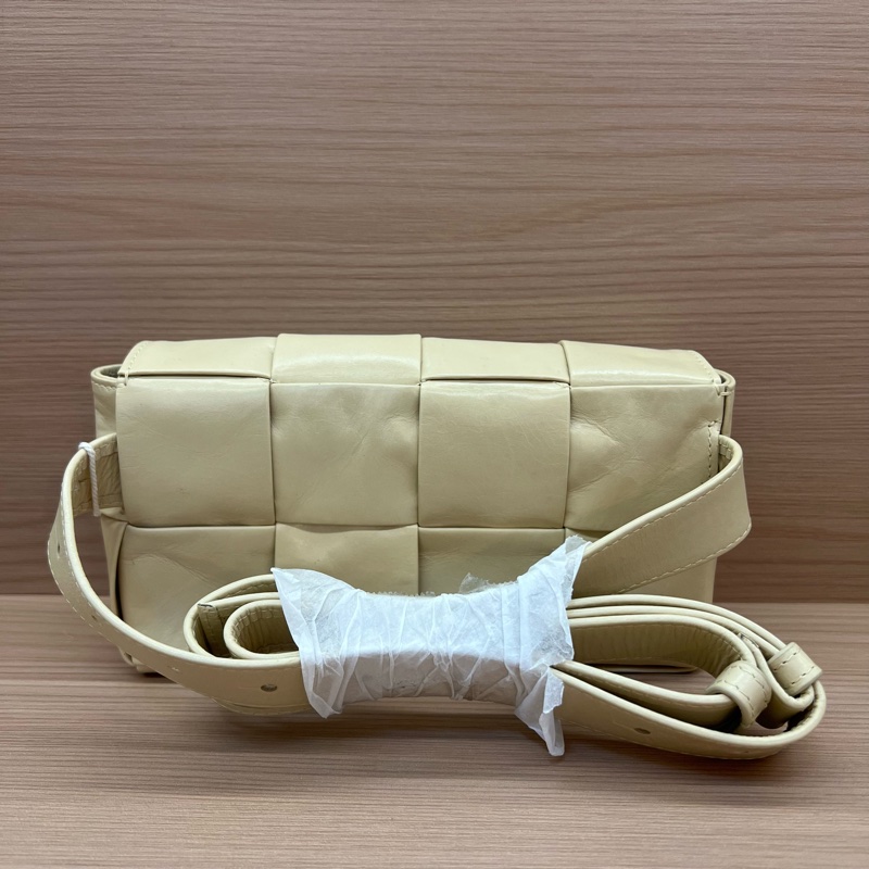 NO:411 BV油蜡皮8格腰包燕麦色，手机可以放得下，搭配肩带可以斜挎，背法多样。油蜡皮材质防水耐用，质感高级-1