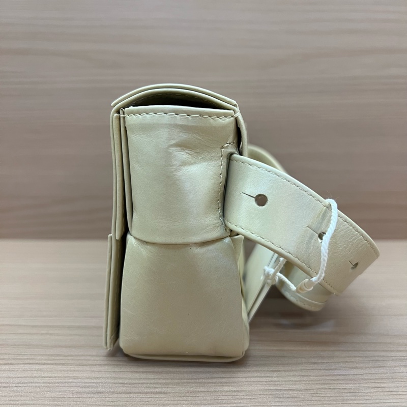 NO:411 BV油蜡皮8格腰包燕麦色，手机可以放得下，搭配肩带可以斜挎，背法多样。油蜡皮材质防水耐用，质感高级-2