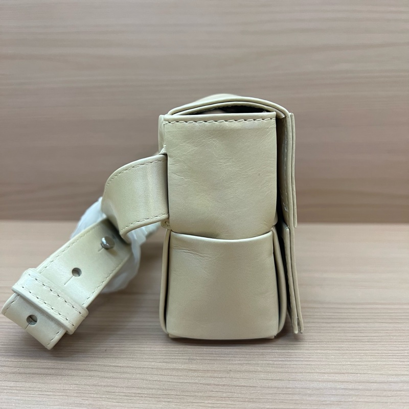 NO:411 BV油蜡皮8格腰包燕麦色，手机可以放得下，搭配肩带可以斜挎，背法多样。油蜡皮材质防水耐用，质感高级-3