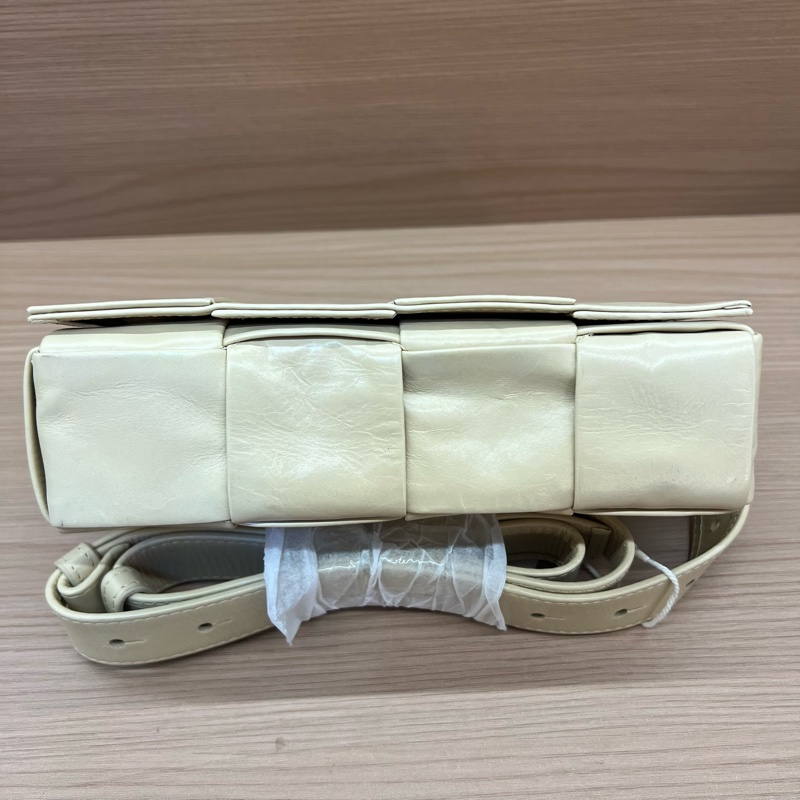 NO:411 BV油蜡皮8格腰包燕麦色，手机可以放得下，搭配肩带可以斜挎，背法多样。油蜡皮材质防水耐用，质感高级-4