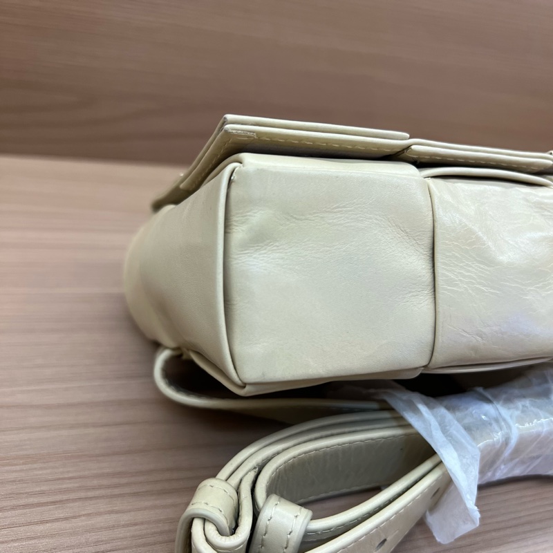 NO:411 BV油蜡皮8格腰包燕麦色，手机可以放得下，搭配肩带可以斜挎，背法多样。油蜡皮材质防水耐用，质感高级-5