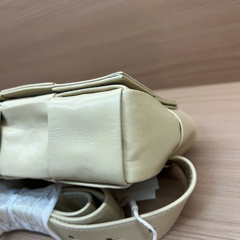 NO:411 BV油蜡皮8格腰包燕麦色，手机可以放得下，搭配肩带可以斜挎，背法多样。油蜡皮材质防水耐用，质感高级-6