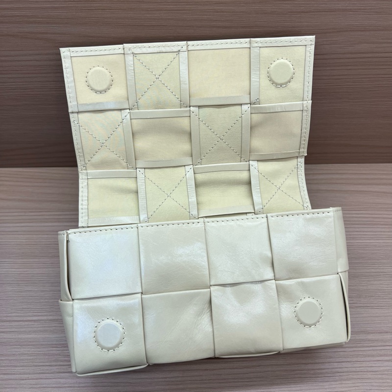 NO:411 BV油蜡皮8格腰包燕麦色，手机可以放得下，搭配肩带可以斜挎，背法多样。油蜡皮材质防水耐用，质感高级-7