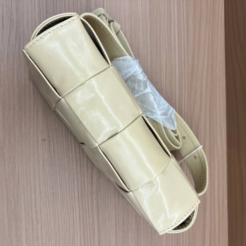 NO:411 BV油蜡皮8格腰包燕麦色，手机可以放得下，搭配肩带可以斜挎，背法多样。油蜡皮材质防水耐用，质感高级-8