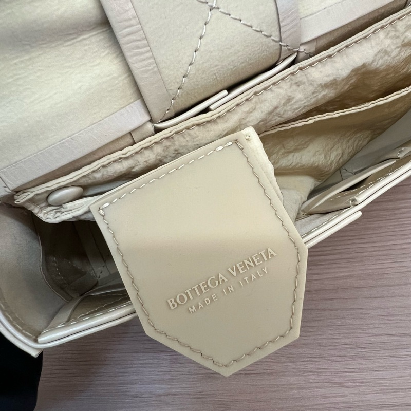 NO:411 BV油蜡皮8格腰包燕麦色，手机可以放得下，搭配肩带可以斜挎，背法多样。油蜡皮材质防水耐用，质感高级-9