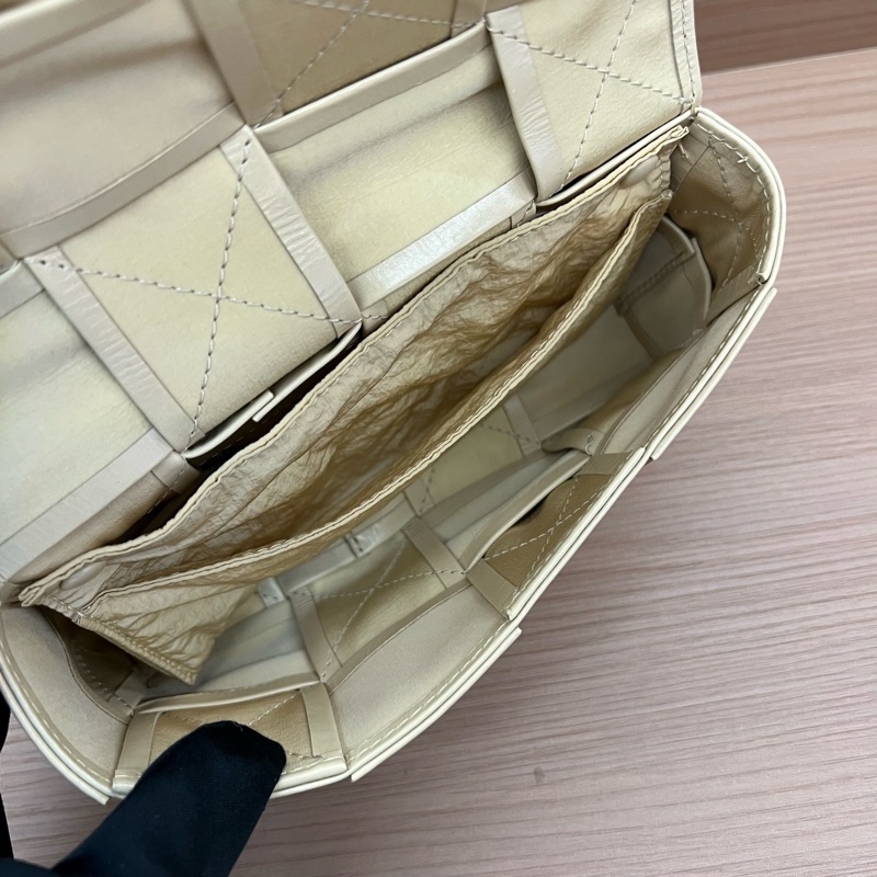 NO:411 BV油蜡皮8格腰包燕麦色，手机可以放得下，搭配肩带可以斜挎，背法多样。油蜡皮材质防水耐用，质感高级-11