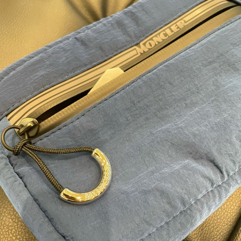 💎Han's house精品服飾💎 moncler 尼龍 小 側背包 背帶可拆換 現貨 原價15500-5