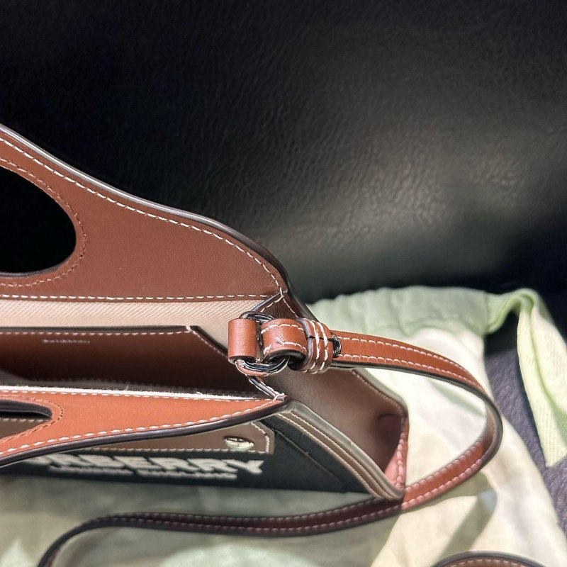 💎Han's house精品服飾💎Burberry Pocket 帆布包 斜背包 迷你 17x13x2.5cm 現貨 原價35500-7