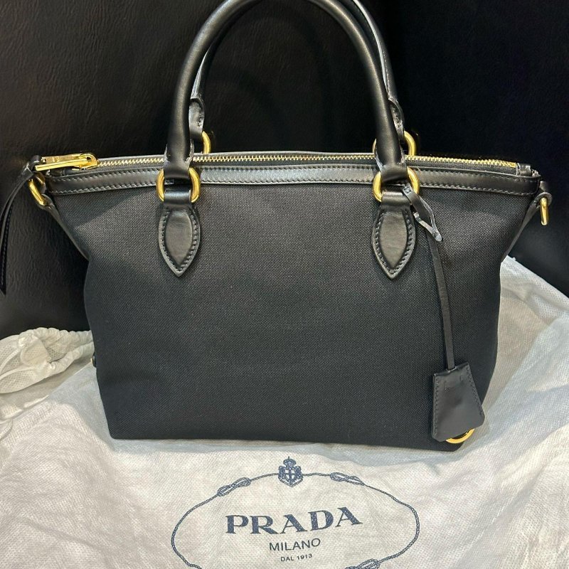 💎Han's house精品服飾💎 PRADA 三角鐵牌 帆布 手提包 側背包 附可拆卸肩帶 男生可換粗背帶 原價54000-0