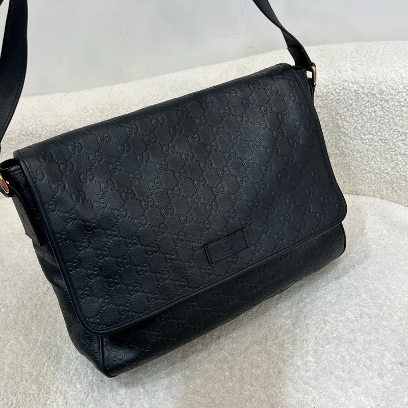 Gucci古馳黑色全皮老花壓紋郵差包斜挎包37*30。 無附件-1