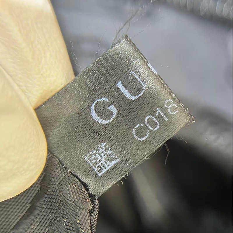 Gucci古馳黑色全皮老花壓紋郵差包斜挎包37*30。 無附件-7