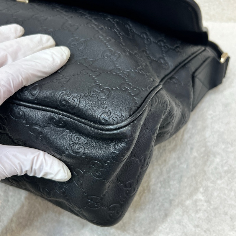 Gucci古馳黑色全皮老花壓紋郵差包斜挎包37*30。 無附件-8