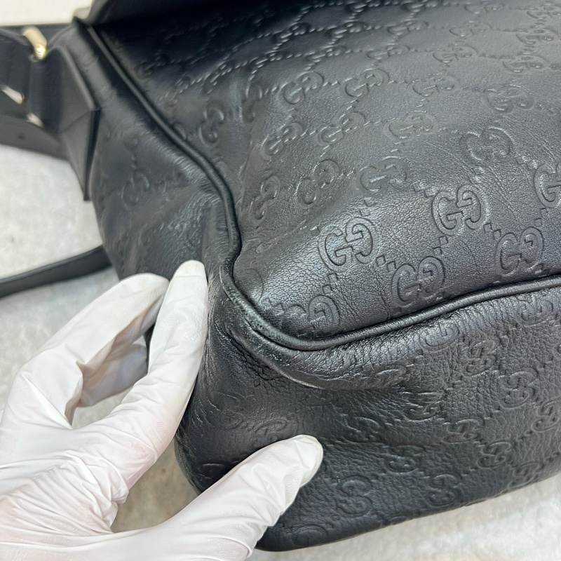 Gucci古馳黑色全皮老花壓紋郵差包斜挎包37*30。 無附件-9