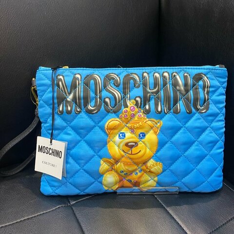 💎Han's house精品服飾💎MOSCHINO 主線 熊 菱格紋 天空藍 手拿包