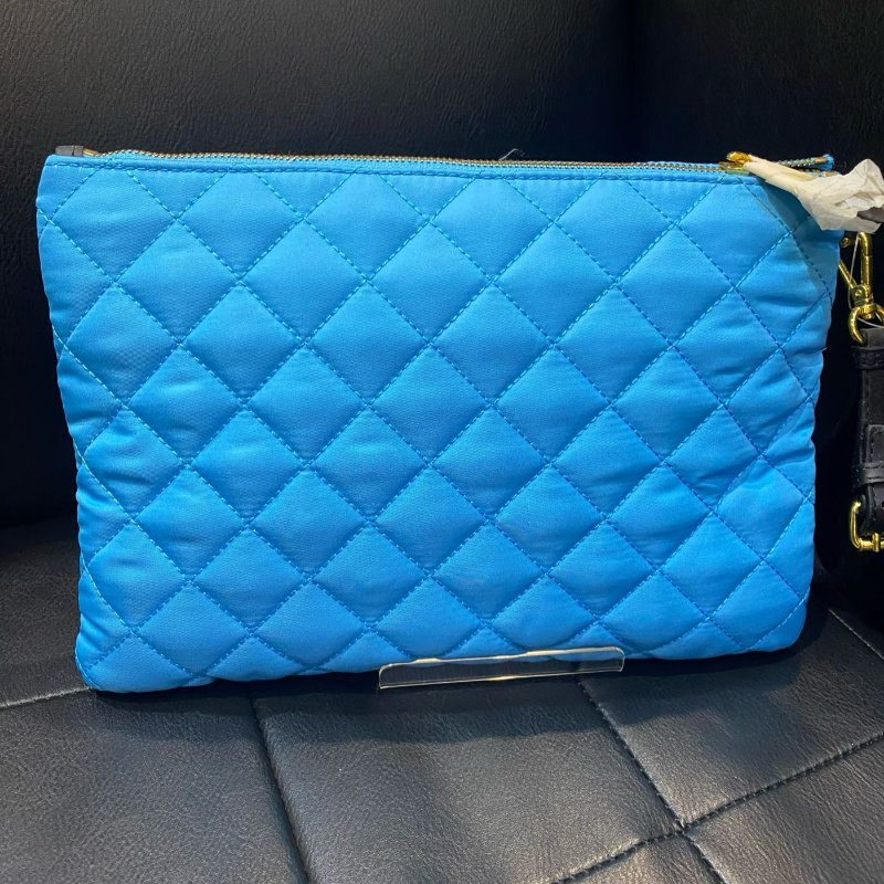 💎Han's house精品服飾💎MOSCHINO 主線 熊 菱格紋 天空藍 手拿包-1