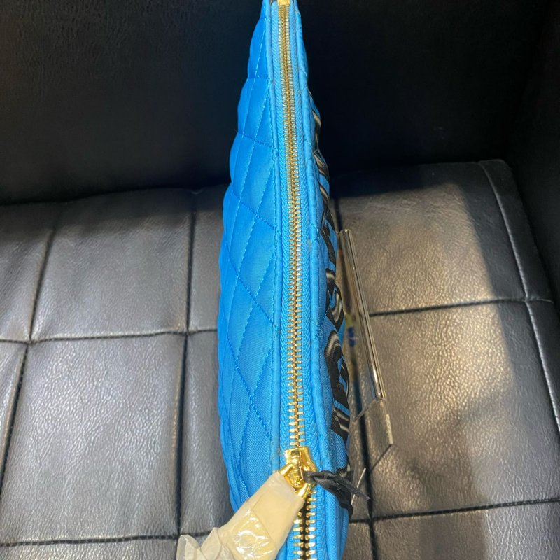 💎Han's house精品服飾💎MOSCHINO 主線 熊 菱格紋 天空藍 手拿包-2