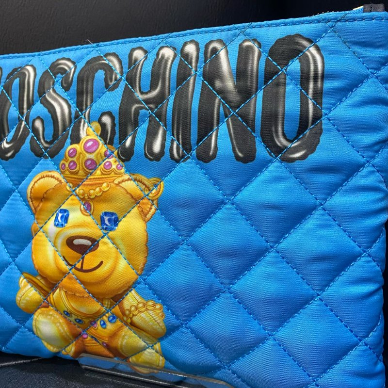 💎Han's house精品服飾💎MOSCHINO 主線 熊 菱格紋 天空藍 手拿包-4