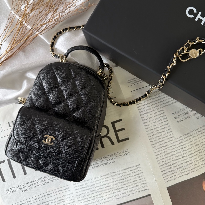 粒紋牛皮翻蓋口袋迷你後背包/小書包(黑色)-0