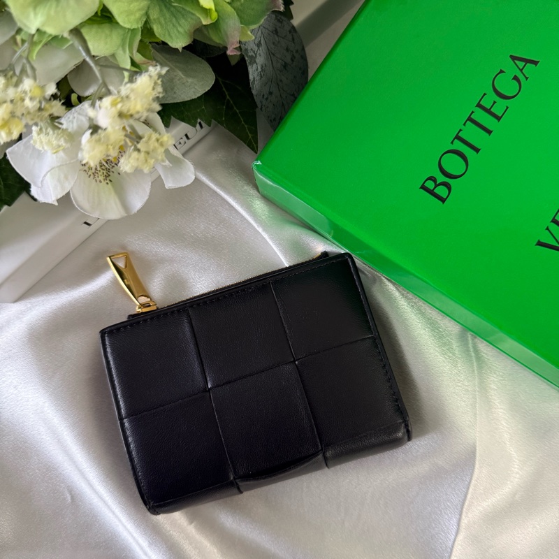 小款Cassette羊皮及牛皮暗釦式二折短夾(黑色)-0