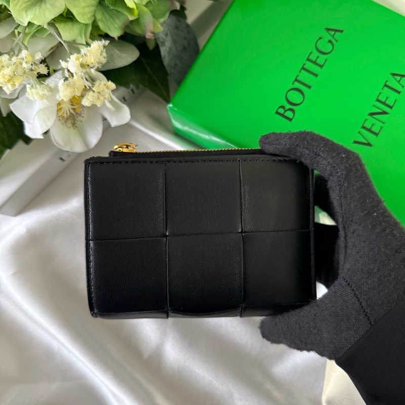 小款Cassette羊皮及牛皮暗釦式二折短夾(黑色)-1