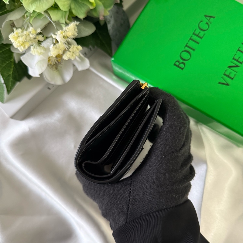 小款Cassette羊皮及牛皮暗釦式二折短夾(黑色)-2